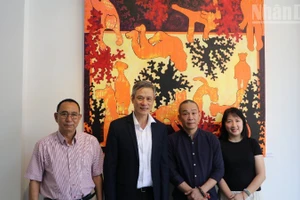 越南驻柬埔寨大使阮明武（左二）出席画家裴黄阳（右二）的画展。（辉武 摄）