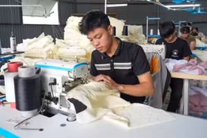 富寿省的一家服装生产基地。（越锋 摄）