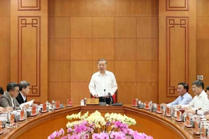 越共中央总书记，中央反腐败、反浪费、反消极指导委员会主任苏林主持会议。