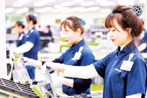 三星电子越南太原工厂的手机生产线。（阮玉 摄）