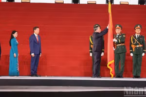 越共中央总书记、国家主席苏林在仪式上将一等劳动勋章挂在同奈市党委、政府和人民的传统旗帜上。