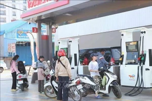 民众在柬埔寨东北部上丁省上丁市的一处加油站加油。