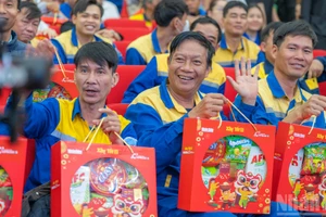 数百份寓意美好的新年礼物被送到工人手中。