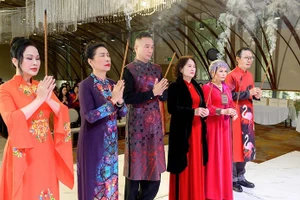 越南奥黛俱乐部上香缅怀并致敬裁缝业祖师。