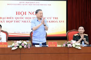 苏林总书记、国家主席及各位国会代表在第十六届国会第一次会议结束后，会见河内市第一选区各坊选民。