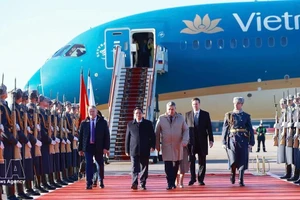 范明正总理的欢迎仪式在伏努科沃2号国际机场隆重举行。