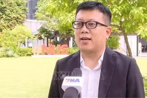 新加坡南洋理工大学计算机与数据科学学院副院长刘英俊接受越通社记者的采访。（图片来源：越通社）