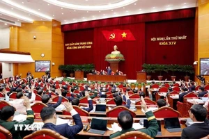 各位中央委员表决通过第十四届中央政治局委员名单。（图片来源：越通社）