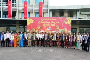 柬埔寨班迭棉吉省代表团访问永隆省并拜年。（图片来源：越通社）