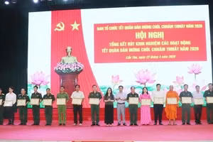 组委会向18个集体和23名个人颁发了芹苴市人民委员会主席的奖状，以表彰他们在当地各项活动中的突出表现。
