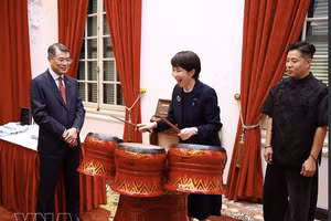 日本首相高市早苗体验击鼓——越南传统乐器。