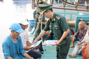 边防部队引导船主签署不违反IUU规定承诺书。