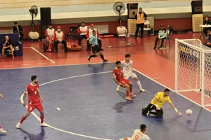 越南五人制足球队与黎巴嫩队角逐。（图片来源：越通社）