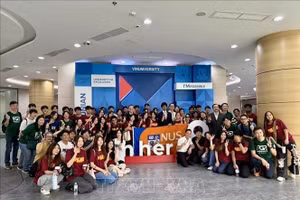 新加坡大学生与VinUni大学学生交流。（图片来源：越通社）