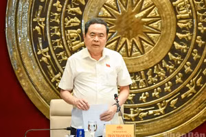 国会主席陈青敏发表讲话。