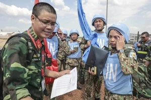 越南一号二级野战医院首批32名医务人员抵达南苏丹，执行联合国在该东非国家的维和任务（2018年10月2日）。（图片来源：越通社）
