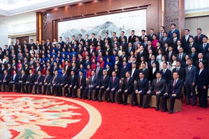 参加2026年中国广西与越南五省（市）党委书记新春会晤的有关领导与研学营代表合影留念。