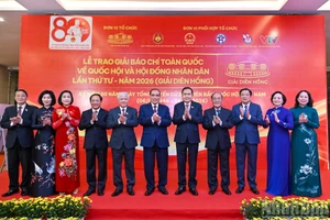 国会主席陈青敏与党和国家各位现任和原任领导人合影。