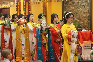 盂兰盆节孝亲报恩大典的敬香仪式。（春兴 摄）
