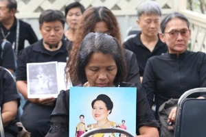 泰国民众于2025年10月26日在曼谷朱拉隆功国王纪念医院悼念诗丽吉王太后。（图片来源：新华社）
