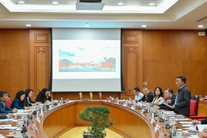 陈锦秀同志主持召开越共十四大服务组织小组常务会议。