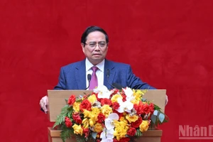 范明正总理在会上发言。