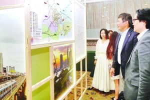 外资投资者在交流会上了解招商引资项目情况。（ 世英 摄）