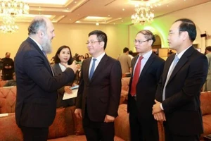 越南工贸部部长阮鸿延部长与巴基斯坦贸易部长贾姆·卡马尔·汗举行会谈。（图片来源：工贸报）