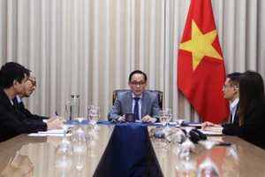 越共中央书记处书记、越南外交部代部长黎怀忠与英国内政大臣伊薇特·库珀通电话。（图片来源：《世界与越南》报）