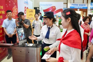 生物识别票务系统亮相。（图片来源：越通社）
