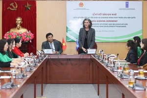 联合国开发计划署驻越代表拉姆拉·哈立迪在会议上发表讲话。