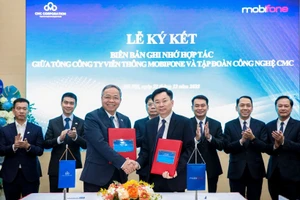 越南移动通信总公司（MobiFone）与CMC在河内签署全面合作谅解备忘录。（图片来源：越通社）