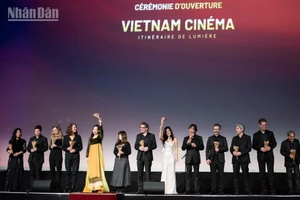 在“越南电影——光之旅程”电影周期间进行表演的艺术家们。