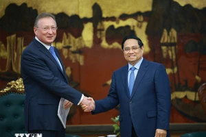 越南政府总理范明正会见俄罗斯扎鲁别日石油公司总经理库德里亚绍夫·谢尔盖。（图片来源：越通社）