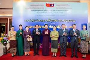 吴芳璃夫人（右五）出席在老挝举行的越南电影周及越老伟大友谊图片展开幕式。（图片来源：越通社）