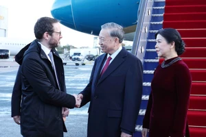 越共中央总书记苏林和夫人吴芳璃的迎接仪式在伦敦斯坦斯特德机场举行。（图片来源：越通社）