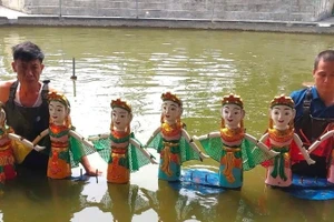 兴安省东兴乡元舍水上木偶剧团的一场演出。