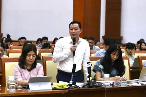 越南财政部财政预算司代表发言。（图片来源：越通社）