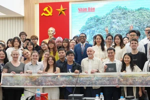 学生代表团与《奠边府战役》全景图副刊合影。（图片来源：Swinburne Vietnam）