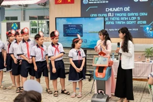 胡志明市第十二郡张定小学组织“在五年级学生英语教学中应用AI”专题研讨会。（春贵 摄）