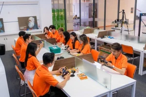 FPT大学生正在上课。