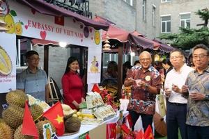范清平大使和中国-东盟中心秘书长史忠俊参观越南展位。