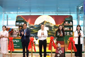 岘港特色产品展示空间亮相仪式。（图片来源：越通社）