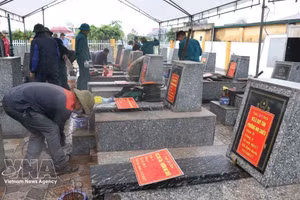 维新烈士陵园18座无名烈士墓于7月28日起开始发掘取样。（图片来源：越通社）