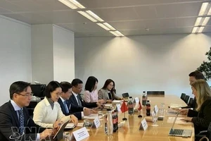 越南与瑞士代表团举行双边会晤。