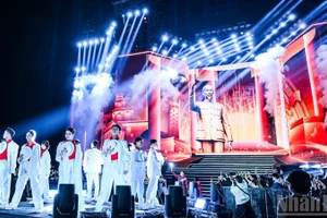 这是由越南《人民报》与河内市人民委员会联合举办的大型文化艺术活动。