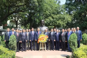 越共中央总书记、国家主席苏林率团前往位于新德里二十国集团公园的胡志明主席雕像前敬献花圈。