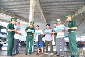 得乐省边防部队向人民提供关于遵守打击IUU捕捞规定的信息。（图片来源：baodaklak.vn）