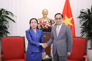 越南外交部长黎怀忠会见柬埔寨新任驻越大使索帕拉特。