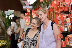 外国游客在越南春节空间拍照留念。